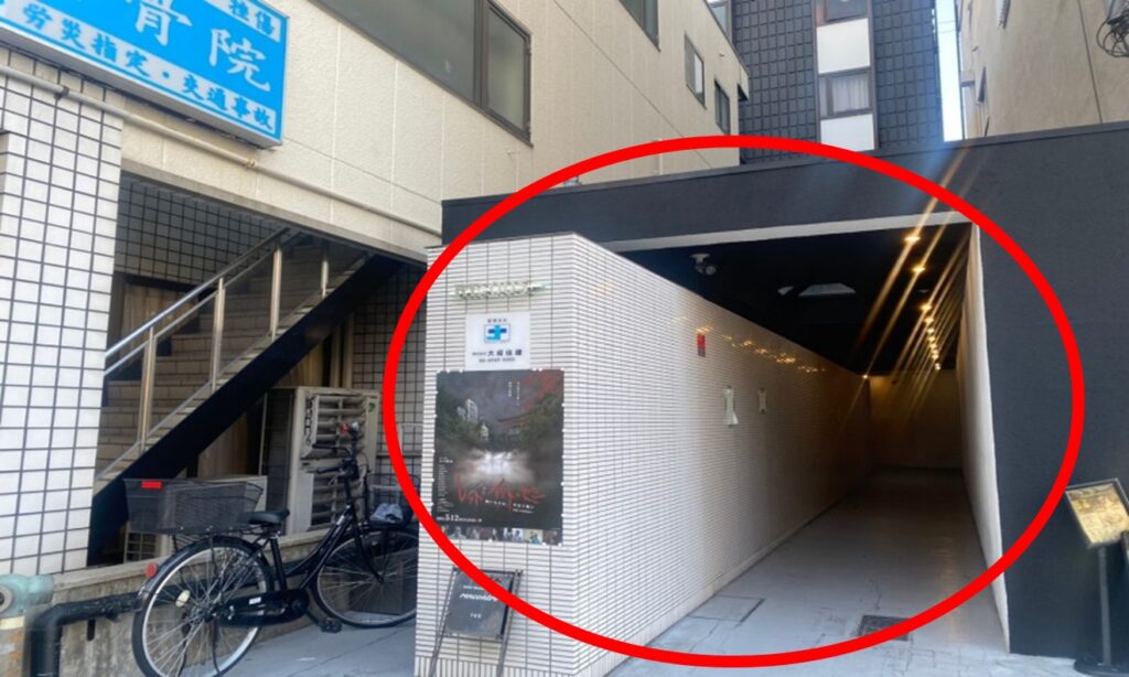その右隣のマンションRE005の3階に当サロンがございます。