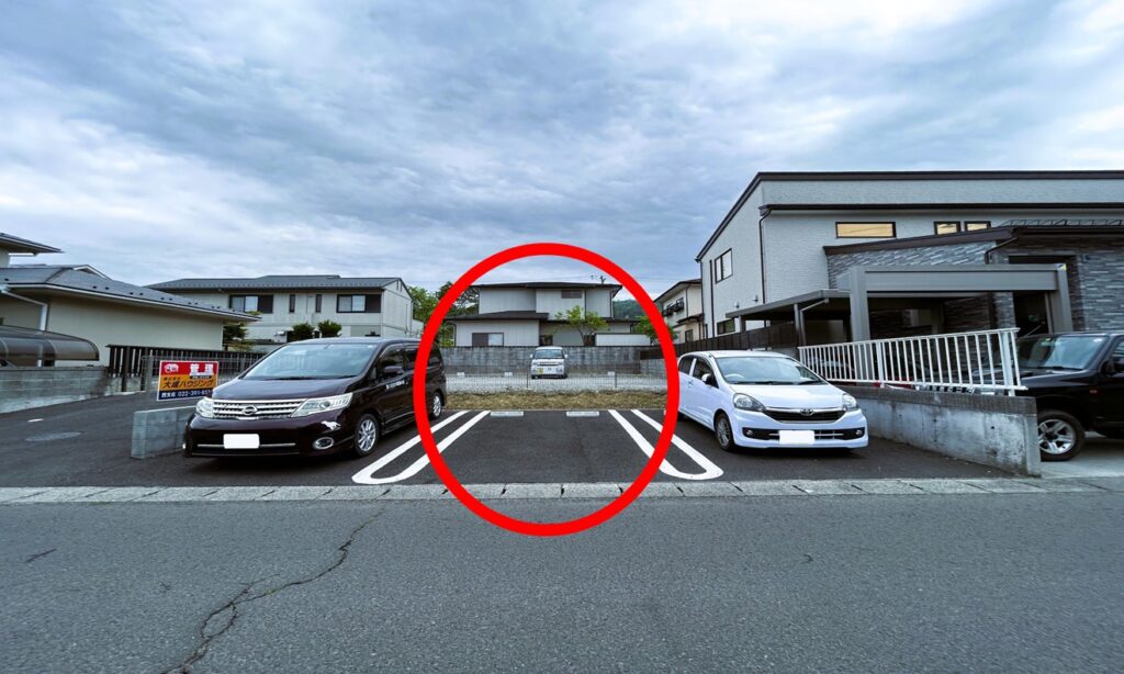 2台の真ん中がハイジ契約駐車場です。