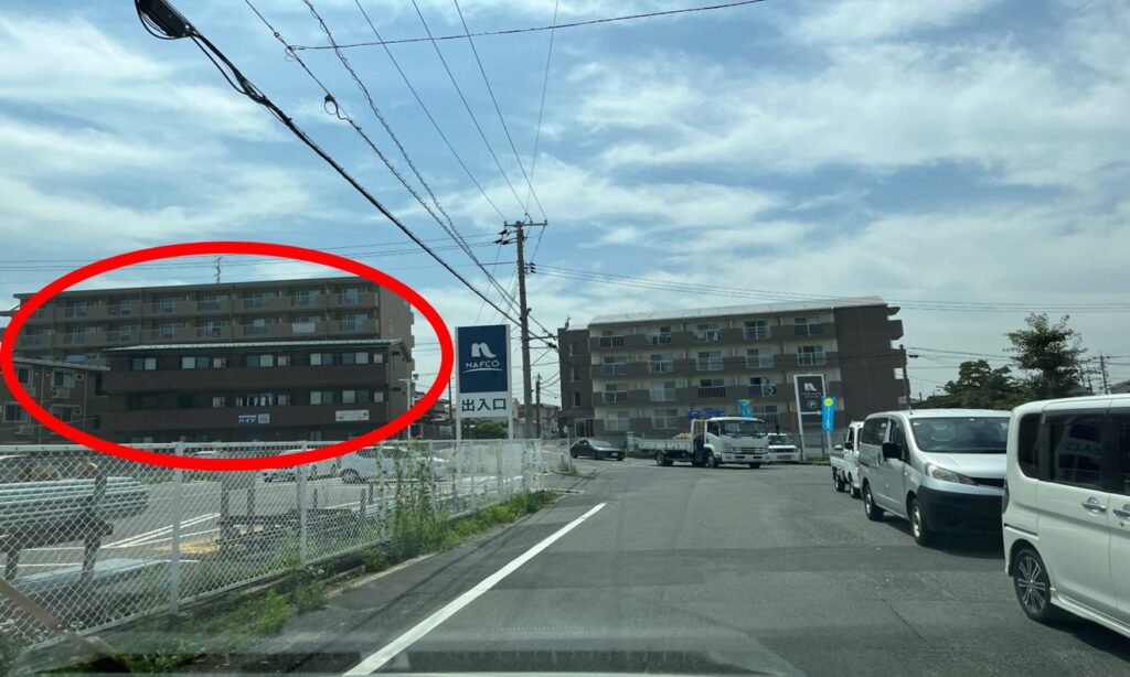 左にナフコ駐車場過ぎてすぐ左側のアパート(到着)