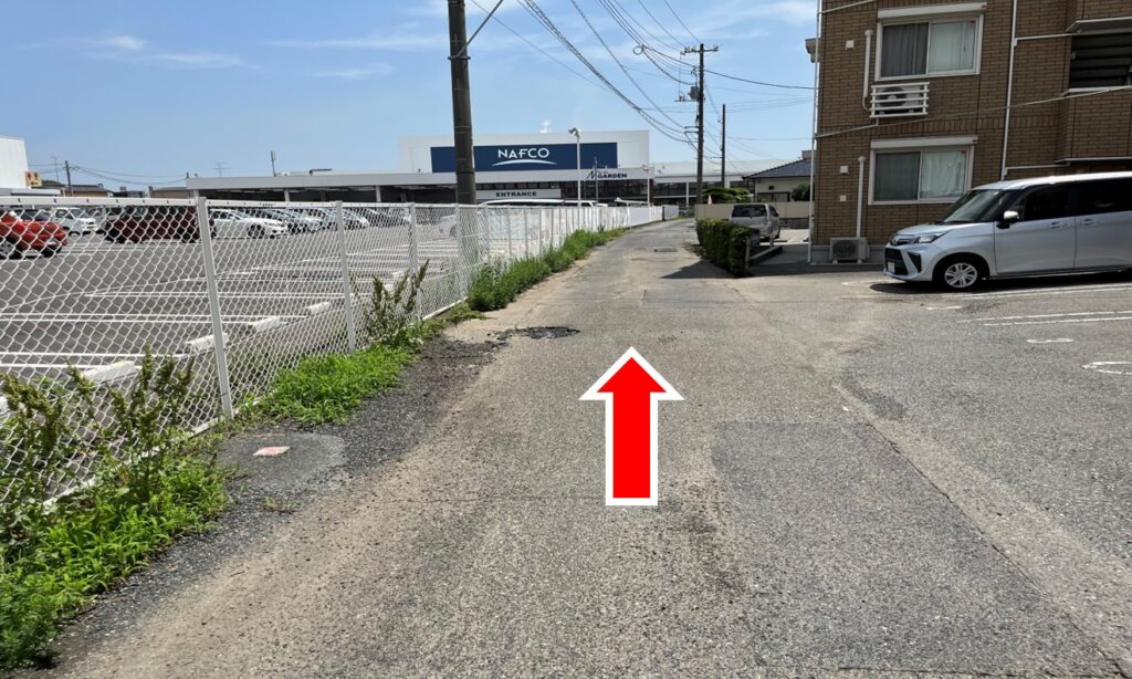 駐車スペース（奥へ進む）