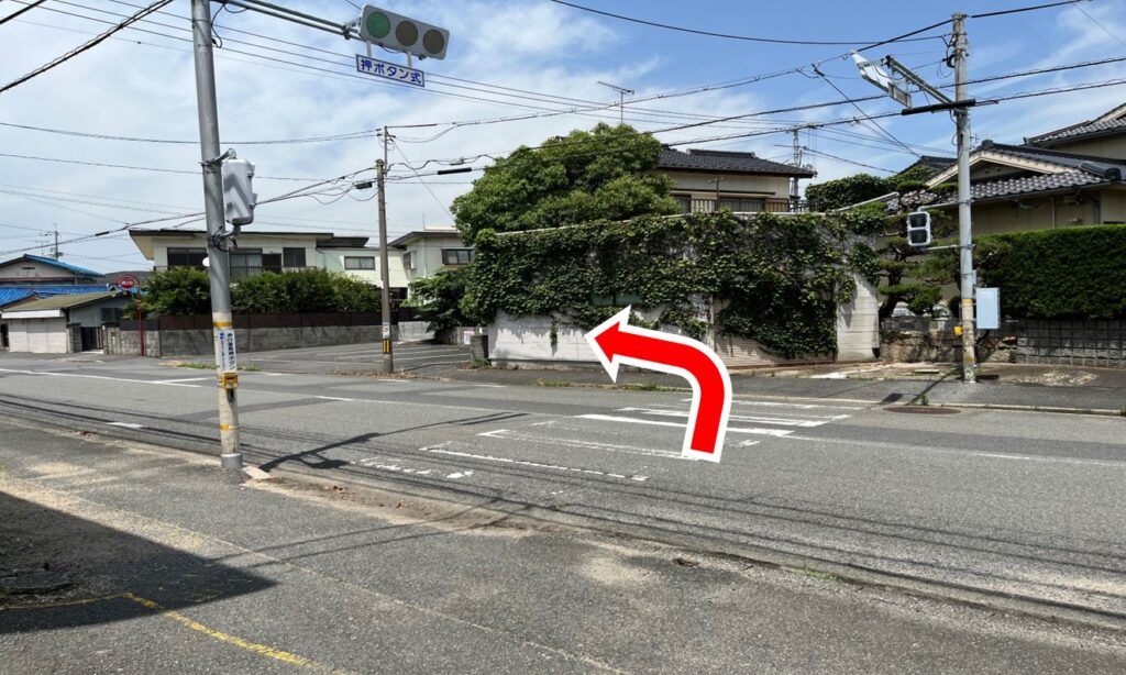 横断歩道を渡り左へ