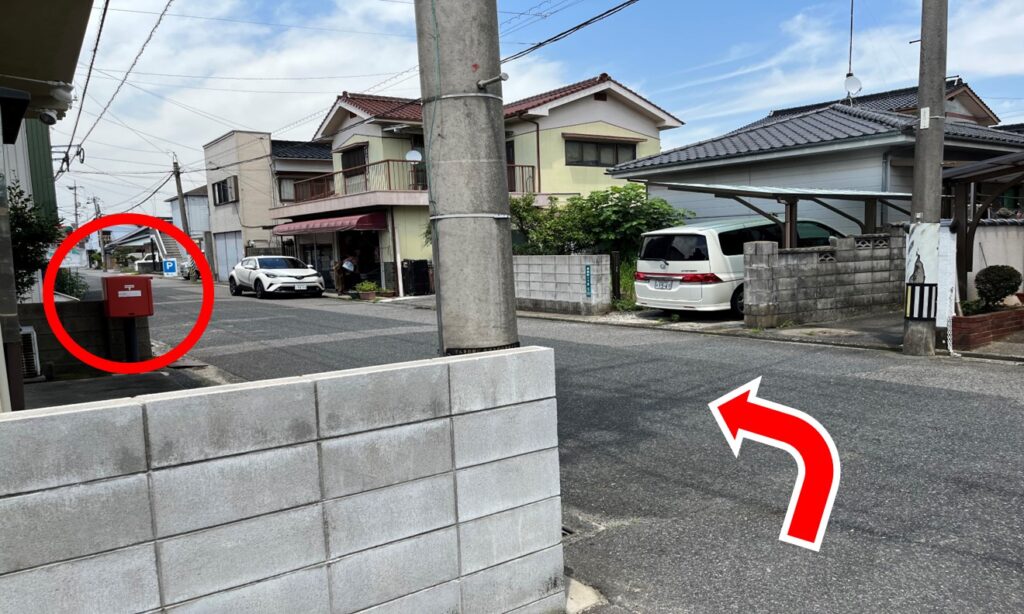 突き当りを左へ（郵便ポストあり）