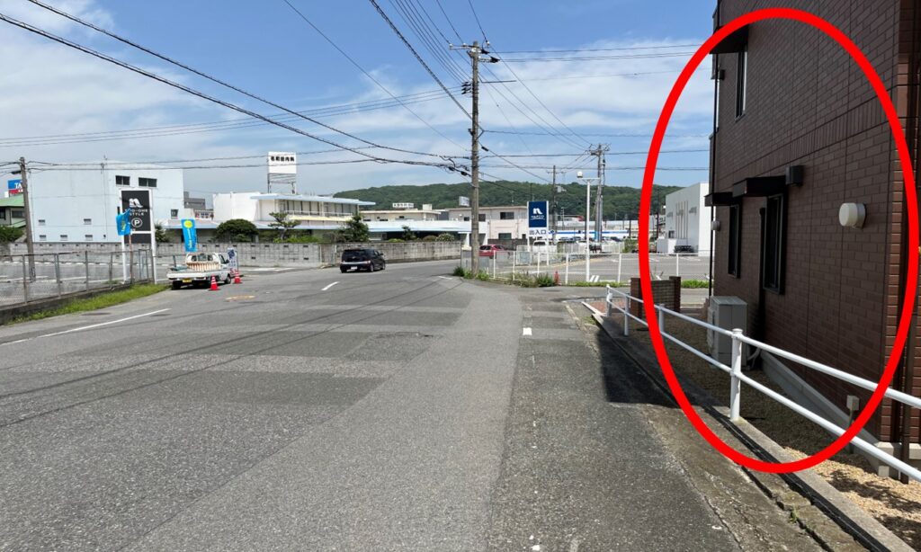 左右にナフコ駐車場あり（手前右のアパートがルピナス）