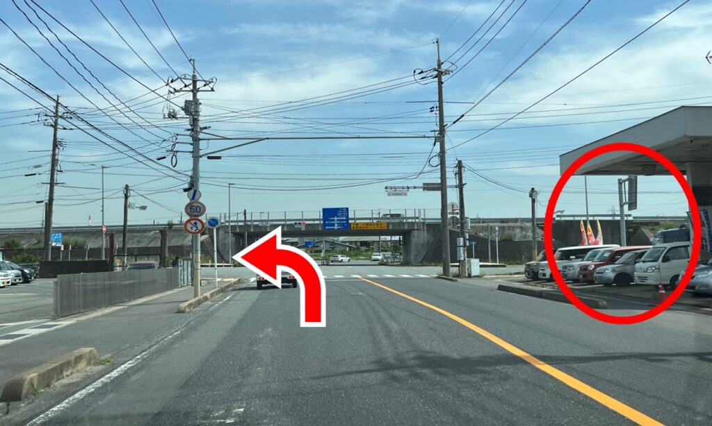 突き当り交差点を左折（右側に(有)永田自動車商会厚南店が目印）