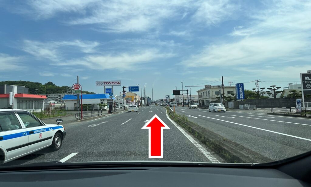 右折レーンを直進
