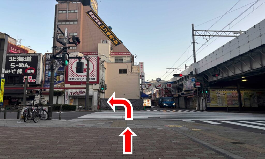 北口を出てすぐ信号があるので横断歩道を渡ったら左に曲がります。