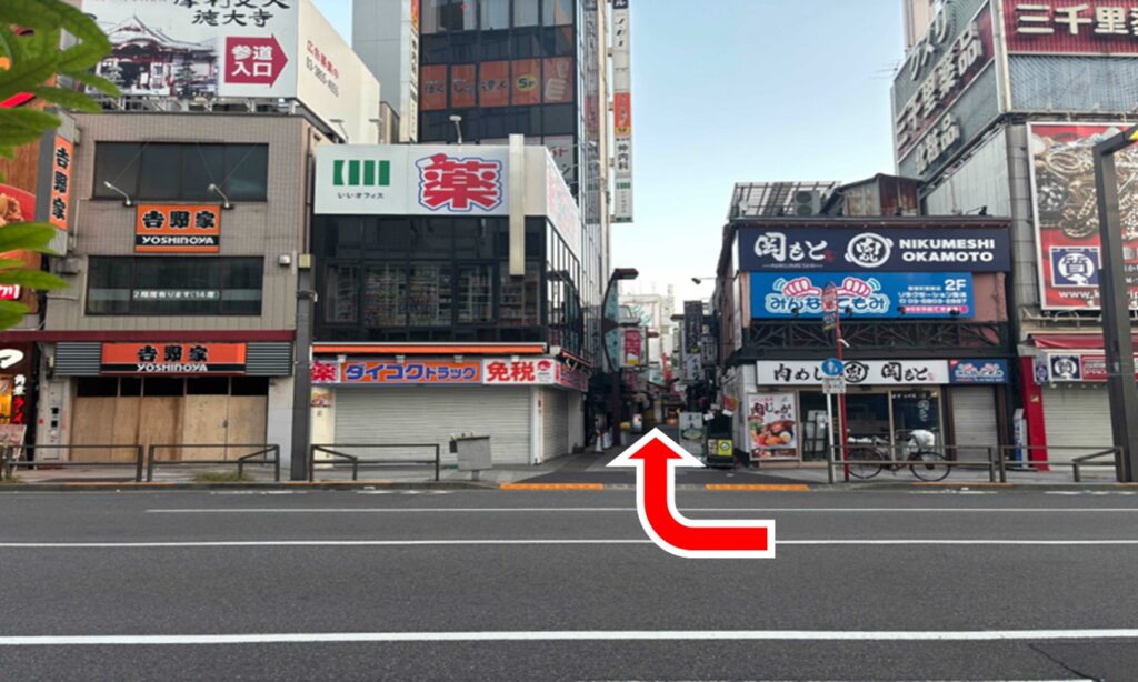 大黒ドラッグ手前の道を右に曲がります。