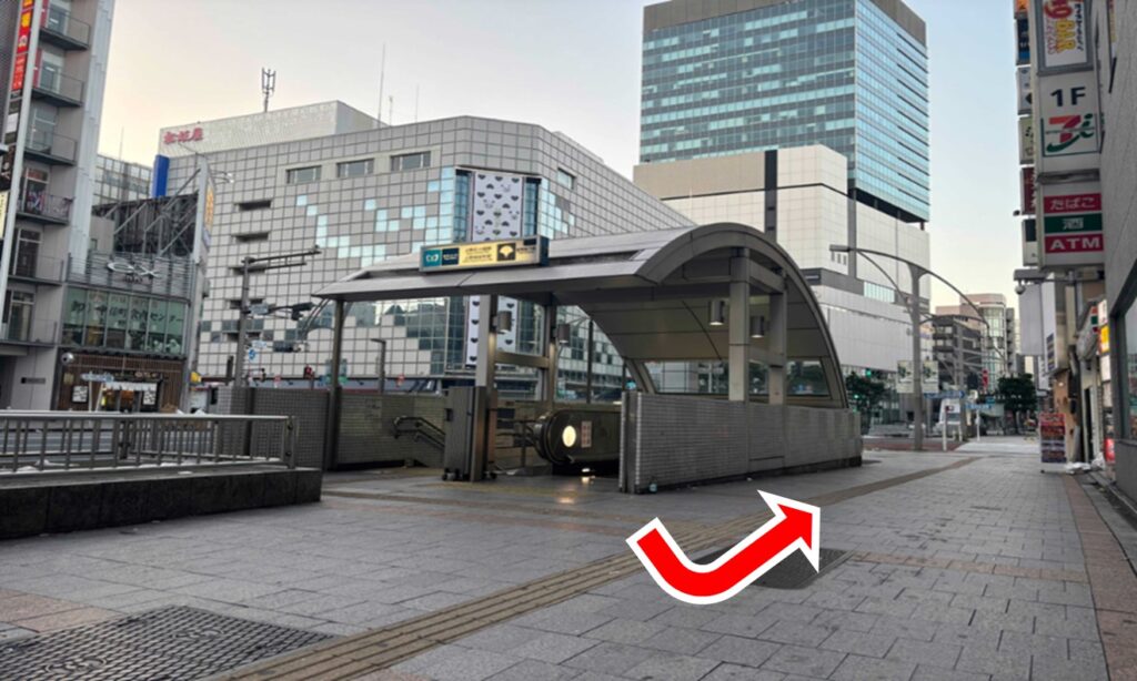 地上に出たらUターンをして交差点に向かいます