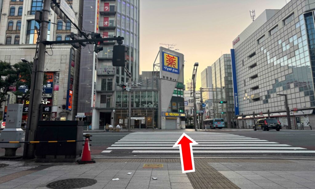 交差点はマツモトキヨシがある方向へ渡り直進します