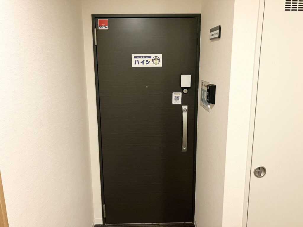 2Fの突き当たりのお部屋になります。