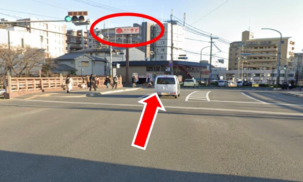 左に「和食さと」を見ながら直進。