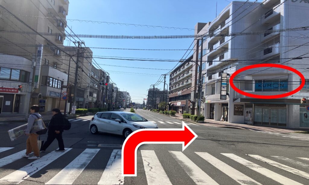 直進して2つ目の信号(左にタイムズ右前方にKUMON)を右折。