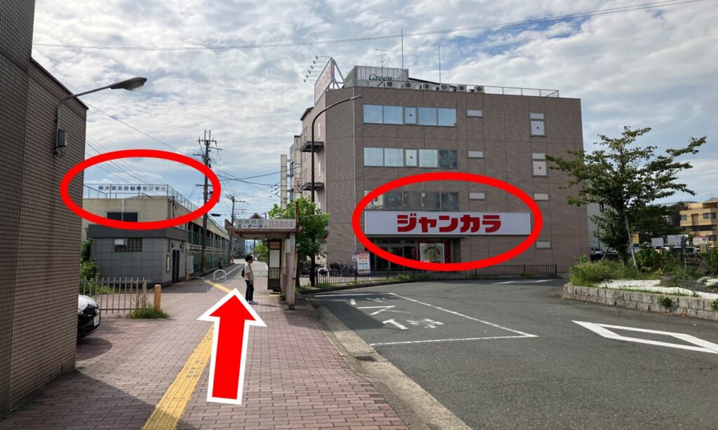 ジャンカラと自転車センターの間の道を直進。