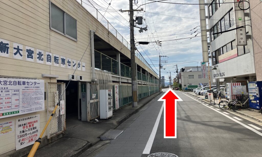 そのまま線路沿いを進む。