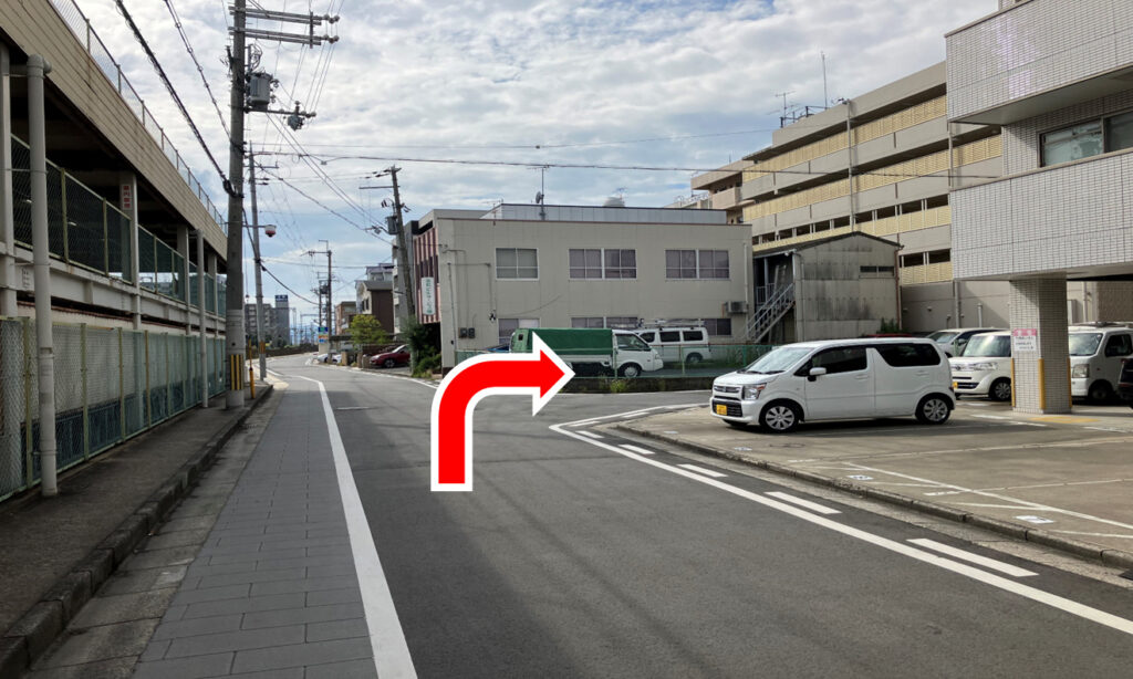1つ目の交差点を右へ。