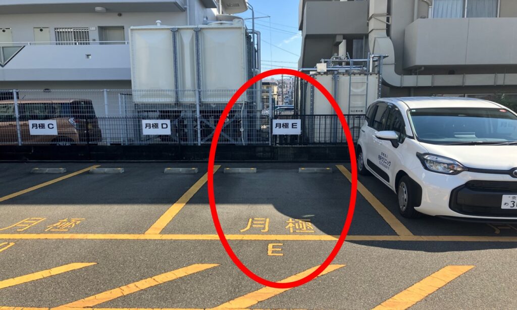突き当たりの横並びの左から5番目Eがハイジ駐車場になります。