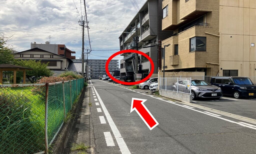 正面にベルアンジュと書いた大きな黒い看板のある建物の206号室です。