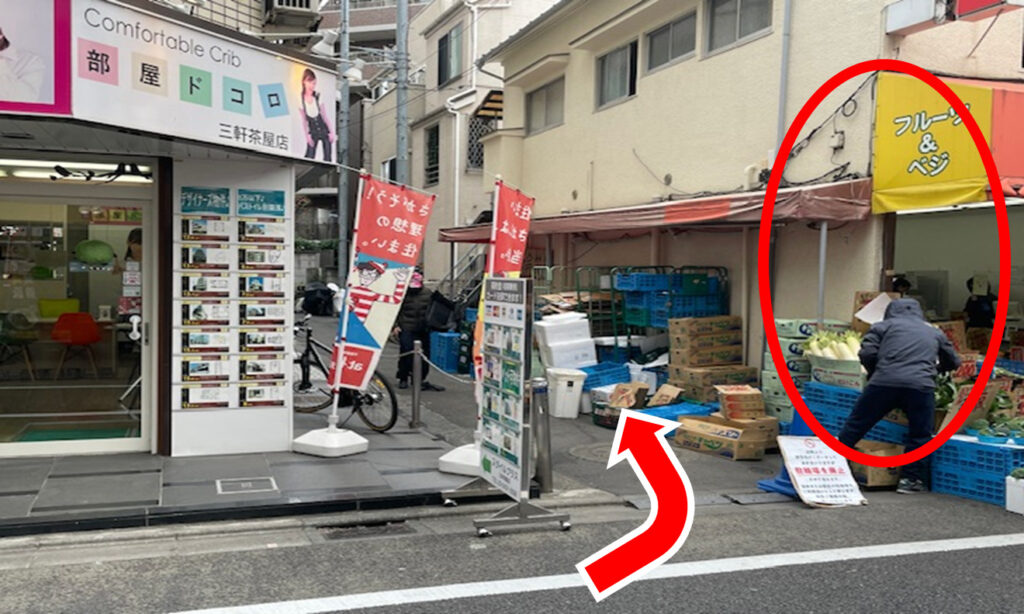 八百屋さんの手前を左に進みます