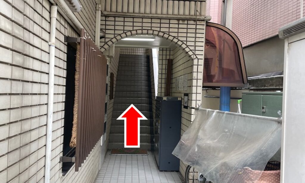 階段を昇っていただき柳屋ビル305号室がセルフ脱毛サロン ハイジ三軒茶屋南口店です