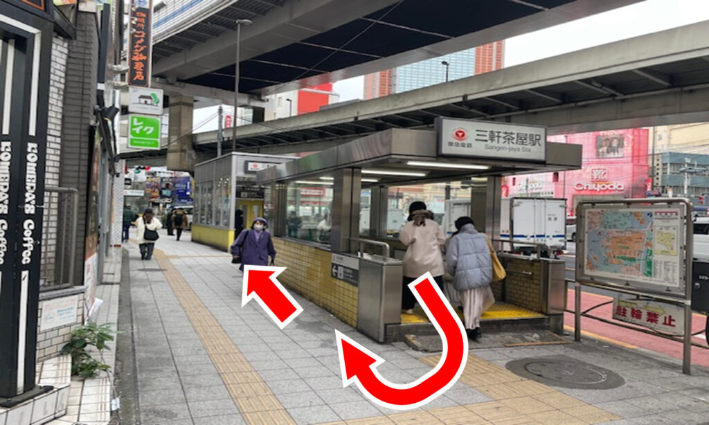 南口Aの階段を昇ると矢印の方向へ進みます