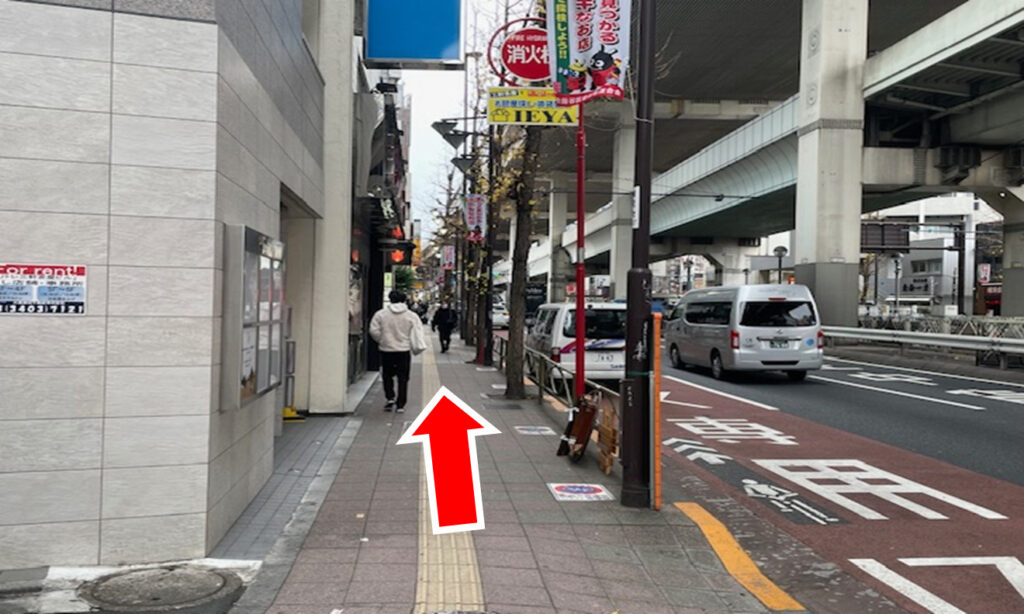 首都高速を右手に見ながら進みます