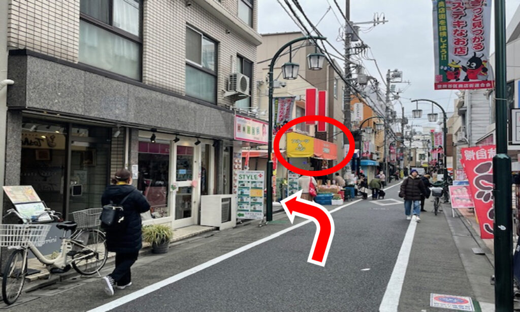 八百屋さんの手前を左に進みます