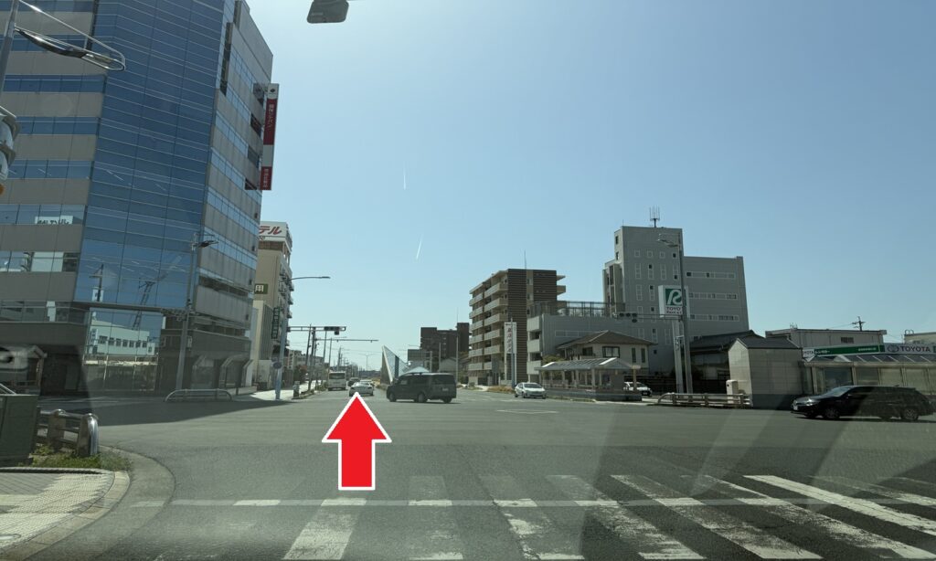 ロータリー進行方向に従って信号交差点へ出ます