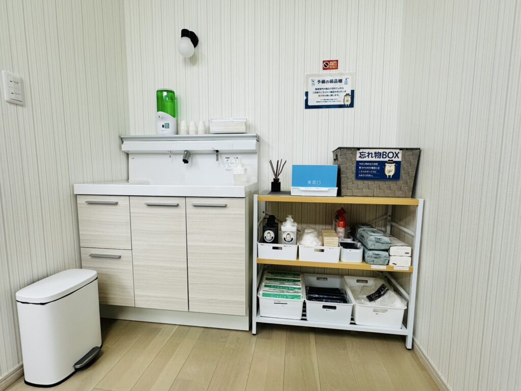 施術に必要な備品も常時ご用意しておりますので、安心してご利用ください。 洗面化粧台は自動水栓となっております。