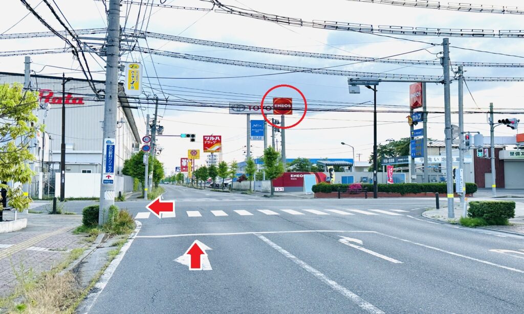 ENEOS 佐沼SS（岩渕石油）の交差点を左折いただき、北方石打坂方面へ600ｍ直進します。