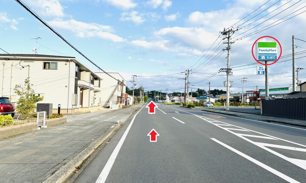 ファミリーマート佐沼中江五丁目店を通過して信号機を直進いただき、150ｍ先を右折します。