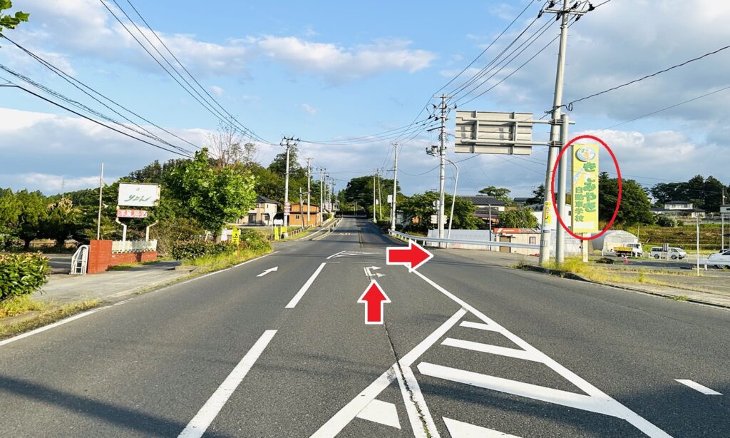 こちらを右折です。北宮城自動車学校の看板が目印です。