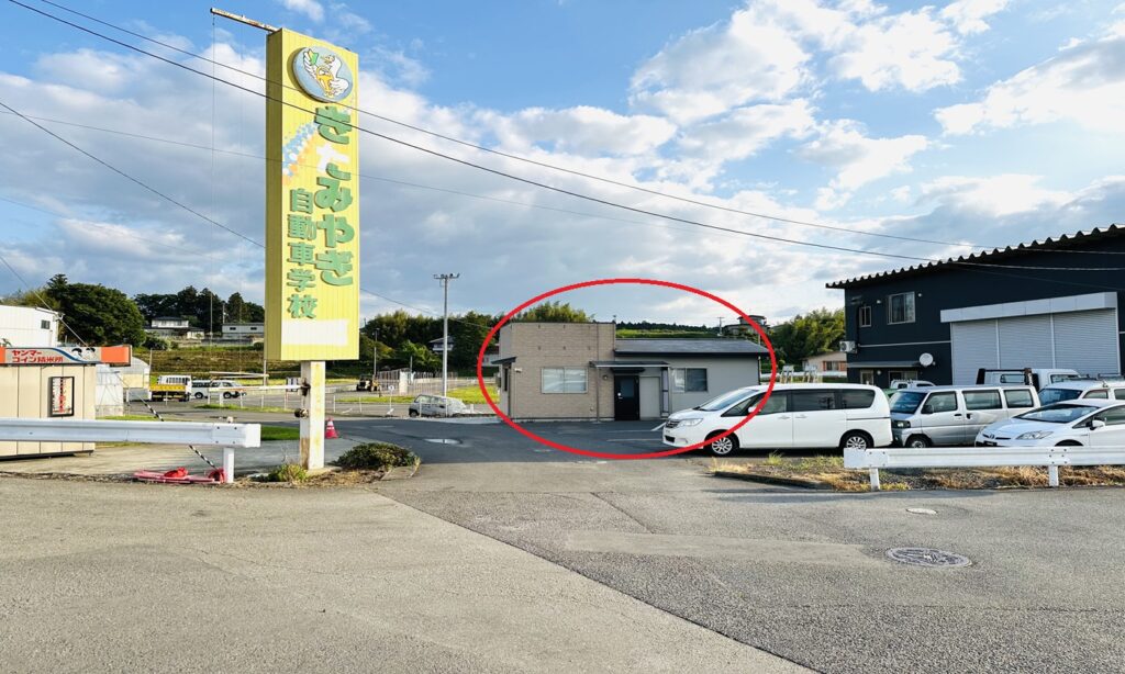 右折後、目の前にある建物が店舗になります。店舗の外観はベージュとホワイト2色の建物です。