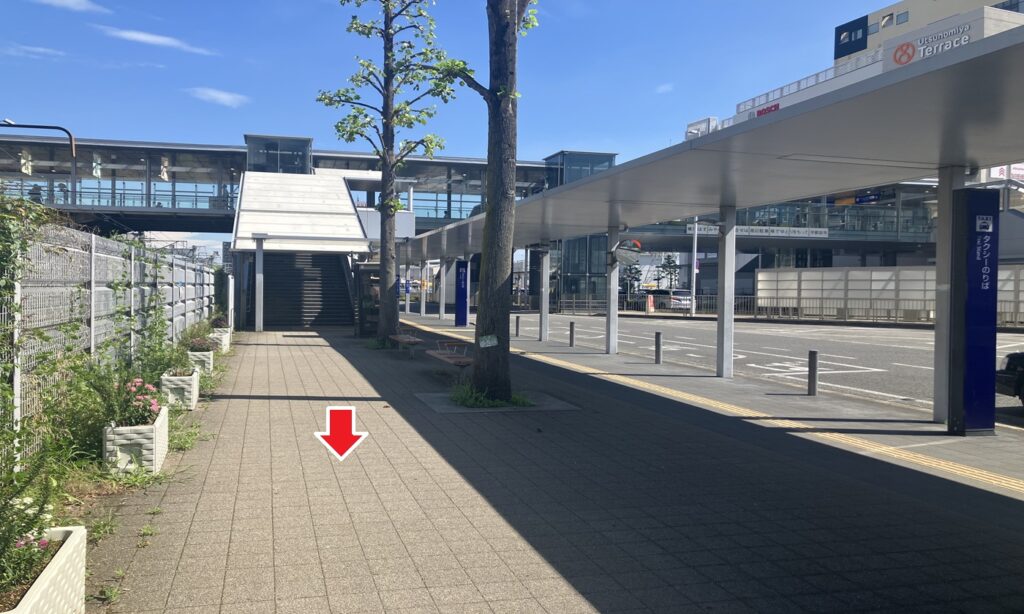 宇都宮駅東口の階段を下り、そのまま直進します。