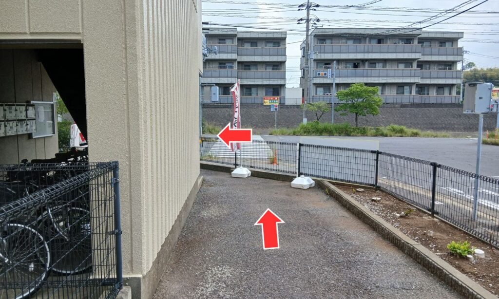 突き当りを左へ。