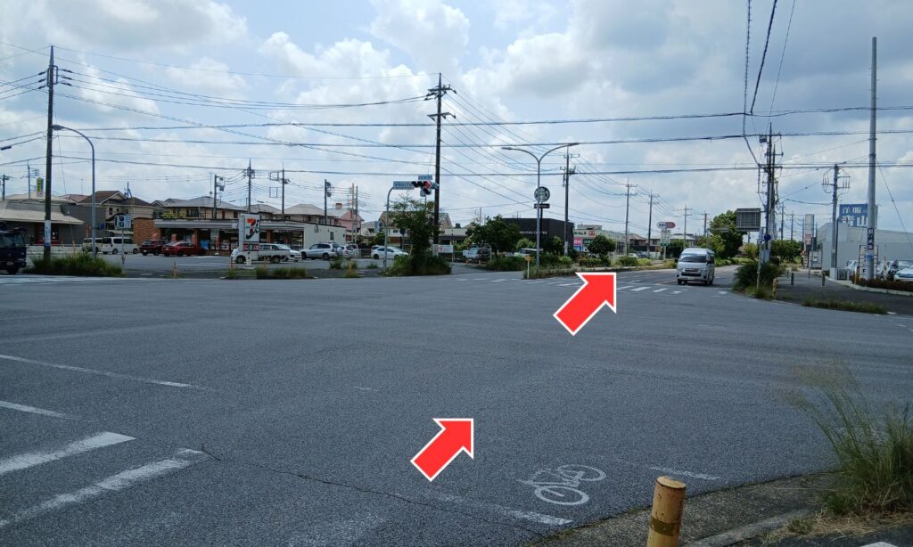 中根台4丁目交差点をまっすぐ。