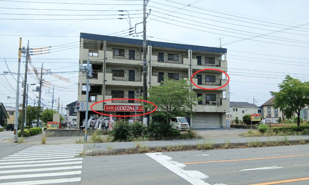 左手に見えるピザーラ竜ヶ崎店の3階。